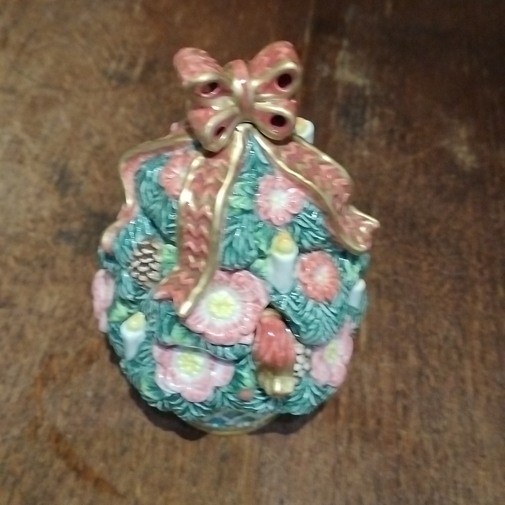 Fitz and Floyd sugar bowl. O25PP4 Located Casita